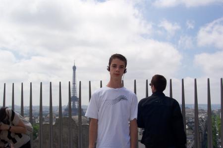 Moi, en haut de l'arc de Triomphe, à Paris