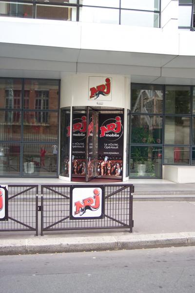 Entree du siège national de NRJ, à Paris